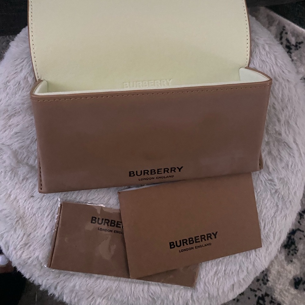 Tan Burberry Sunglass case - Picture 2 of 3